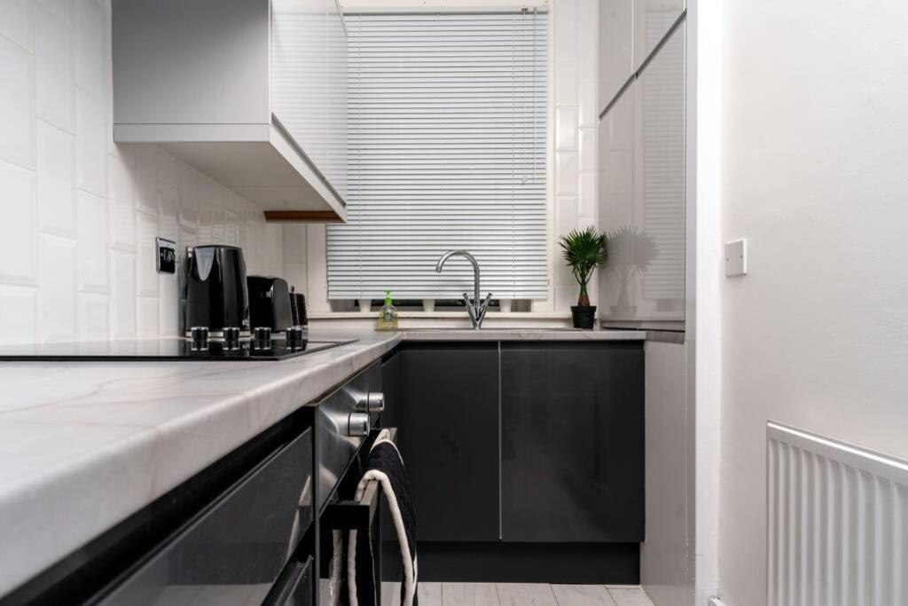 Cheerful 2 Bedroom Homely Apartment, Sleeps 4 Guest Comfy, 1X Double Bed, 2X Single Beds, Free Parking, Free Wifi, Suitable For Business, Leisure Guest, Contractors, Qe Hospital, Glasgow, Near Airport & City Centre エクステリア 写真